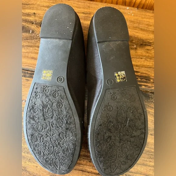 Woman’s black flat shoes - Picture 2 of 3